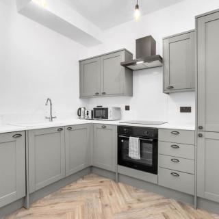 Central Wolverhampton 3-Bed Townhouse - Gated & Secure - Bedroom TV 1CO - 7