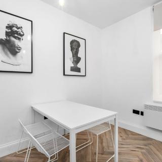 Central Wolverhampton 3-Bed Townhouse - Gated & Secure - Bedroom TV 1CO - 5