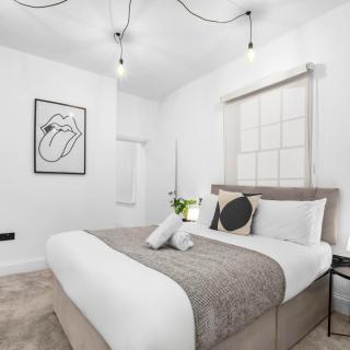 Central Wolverhampton 3-Bed Townhouse - Gated & Secure - Bedroom TV 1CO - 2