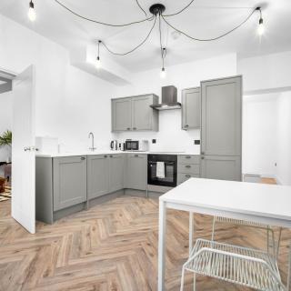 Central Wolverhampton 3-Bed Townhouse - Gated & Secure - Bedroom TV 1CO - 6