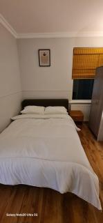 Dartford GreyChaise Apartment - 2