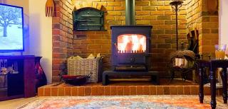 The Ultimate Romantic Cottage with Lakeside views, Cosy snuggle up Log Burner for those Movie nights, Gigantic Super Comfy Bed & the Beach almost on your doorstep! You Won't want to leave! Oh! and it's Pet Friendly too! - 6