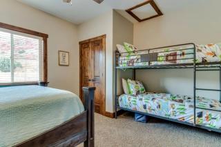 Lazy Bear Lodge with Private Hot tub - 7