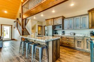 Lazy Bear Lodge with Private Hot tub - 6