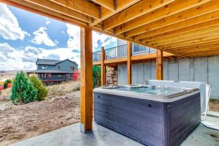 Lazy Bear Lodge with Private Hot tub - 2