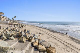 Hawaiian Style Beachfront on Beach Road - 1