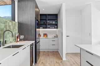 Modern Family Retreat, Pizza Oven, BBQ, Sleeps 6 - 4