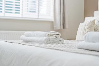 Luxury 3-Bed Home 10 Mins from Manchester Centre - 2