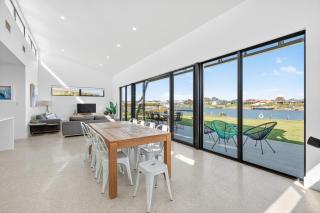 The Pavilion on Wentworth - A Tranquil Lagoon Escape - 8