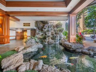 Walk to Beach. King Bed. Diamond head. Ocean view - 8