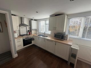 Cozy and Convenient Raynes Park maisonette - 2