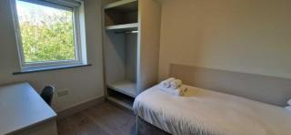 New Refurbed 4BDR on Dock Road Near City Centre - 4