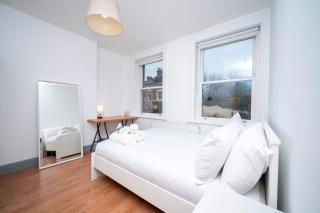 Stylish Home in SE4 - perfect for 5 - Pass the Keys - 0