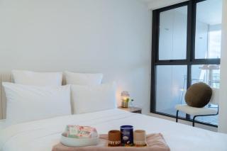 The Elegant Green Suite - City & Albert Park Views - 8