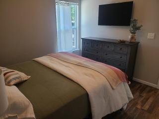 Parks & Trails • Pet Friendly • 3 Queen BR - 4