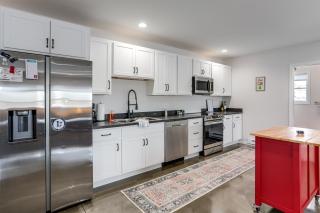 Patio and Parking! Modern Bunkhouse Near Lake Erie - 9