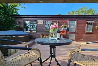 The Woodland Lodge - Wood Fired Hot Tub and Firepit - 8