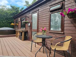 The Woodland Lodge - Wood Fired Hot Tub and Firepit - 7