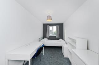 Large Family Home with 6 Beds Near Highfields Park - 3