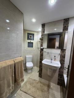 elegant apartment with balcony lake view and pool access - Cairo - 1