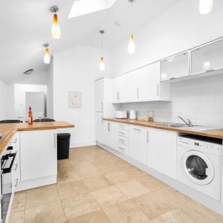 Stylish 3 Bed House - Garden - Parking - Smart TV - Netflix 465HE - 5