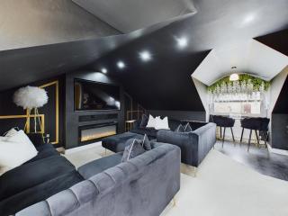 Queen Elizabeth Penthouse Sleeps 6-8 - 0