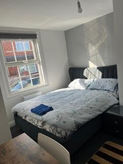 Spacious 7BR 7BATH 4Kitchen Home in Reading - 1