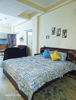 Cozy Boho Studio Retreat - 8