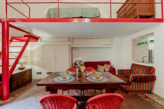 GuestHost - Charming Red Flat - 1