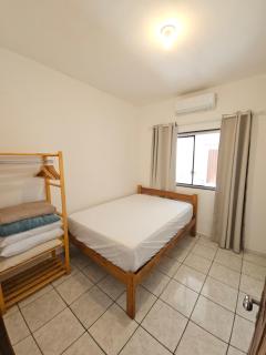 Casa com ar-condicionado no centro da cidade, bem localizada, 10min da praia a pé - 5