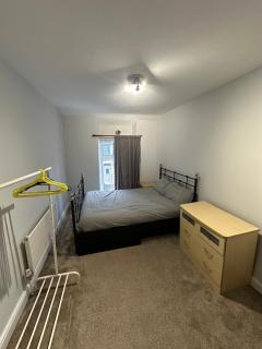 Workers & Families Home- Close to Transport & Town - 4