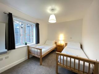 Food Lovers by Windsor and Heathrow with Secure Free Parking and WiFi - 8