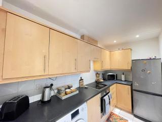 Food Lovers by Windsor and Heathrow with Secure Free Parking and WiFi - 4