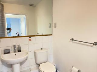 Food Lovers by Windsor and Heathrow with Secure Free Parking and WiFi - 4