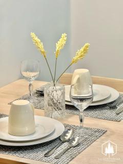 Solace 1BR Brenthill Condo w Balcony nr SM - 4