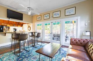 Curry House - Pool, King Bed & Balcony! Room 7 - 2