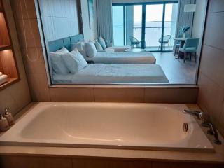 Little Kun - A La Carte Hạ Long Homestay view Biển - 5