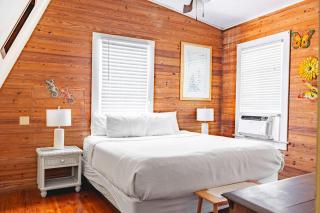 Curry House- 3rd Floor, King Bed, & Balcony Room 8 - 7