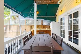 Curry House- 3rd Floor, King Bed, & Balcony Room 8 - 1