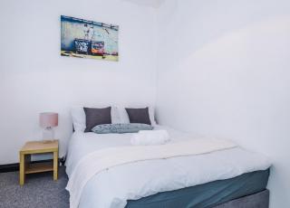 Spacious 6BR Home with Ensuite Perfect for Groups Stays - 0