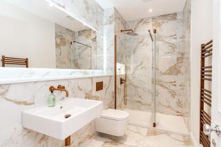 Dragon Suites Luxury Apartments at Rutland Square - 4