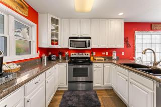 Family-friendly Home Hot Tub Lake View & Pool Access - 9