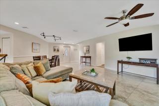 Sleeps 8 Pets Welcome Fenced In Backyard - 7