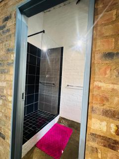 Blue Haven on Craftmanship Hotel with WiFi Pool & Parking - 9