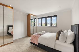 New! Trendy 5BR with Garden and Parking near Wimbledon - 1