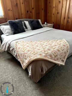 Relaxing 4BR Holiday Retreat Large, Cozy & Close to Airport - 1