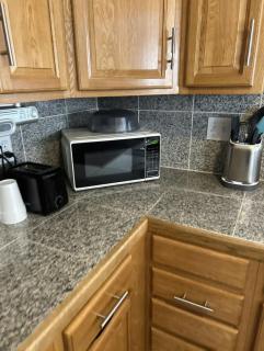 Relaxing 4BR Holiday Retreat Large, Cozy & Close to Airport - 4