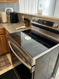 Relaxing 4BR Holiday Retreat Large, Cozy & Close to Airport - 3