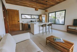 CASA ROBLE, One-Bedroom with Pool in Paradise, Quiet and Fast WiFi - 2