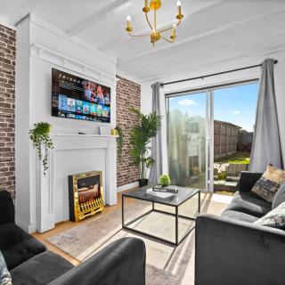 Stylish Four Bed House - 7 Guests - Garden - Parking - Netflix 802W - 0